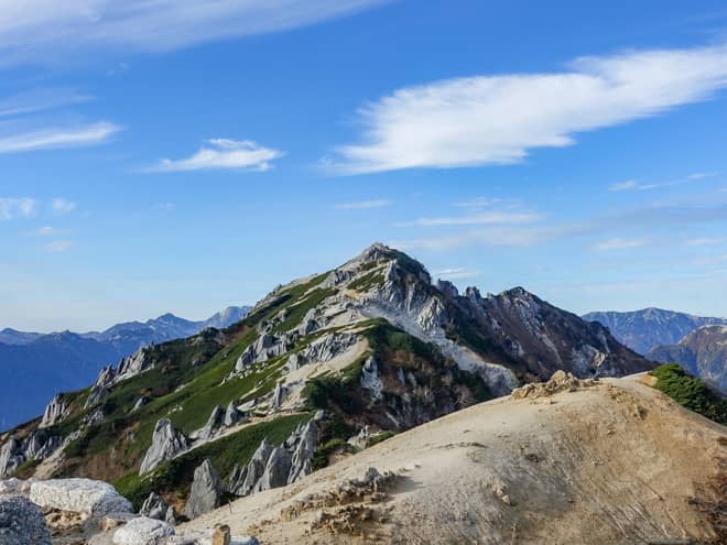 燕山荘からは360度大パノラマが広がる圧巻の景色です