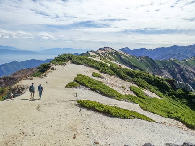 燕山荘に続く稜線は大変美しく