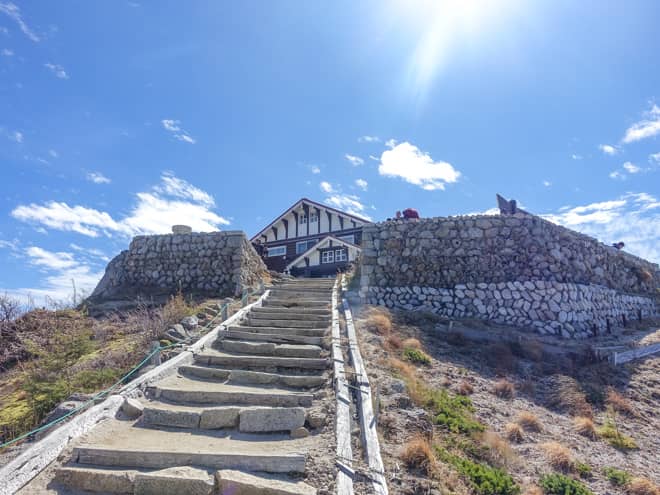 燕山荘に続く階段は地味にこたえます
