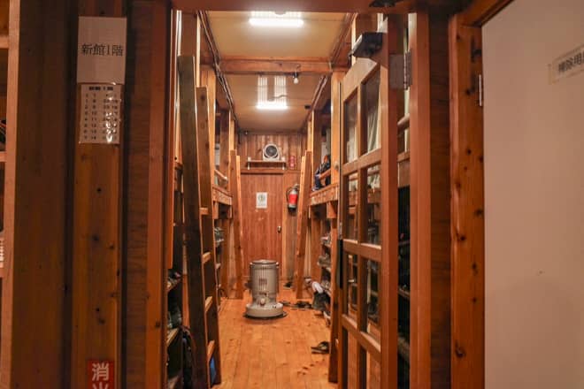 燕山荘は小屋泊とテント泊が可能で