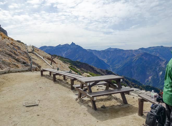 燕山荘側に目を向けると