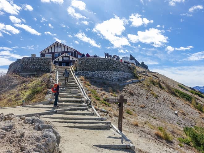 燕山荘手前の階段地獄は最後の試練ですが