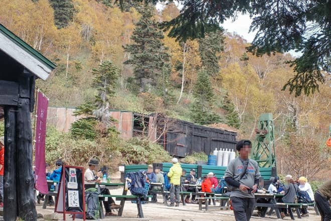 燕岳は休憩できるベンチが充実していることと