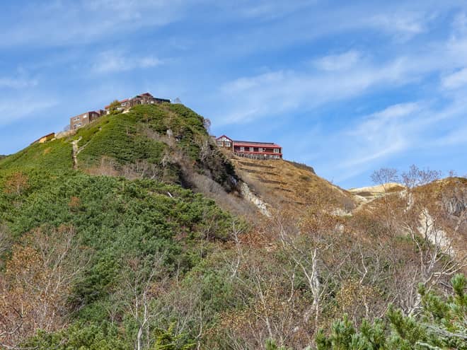登山道から見た燕山荘