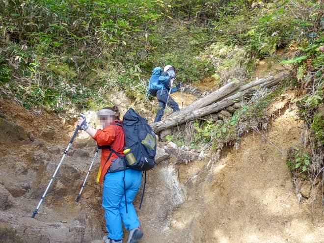 登山道は若干狭く、荒れた箇所も多くなってきます