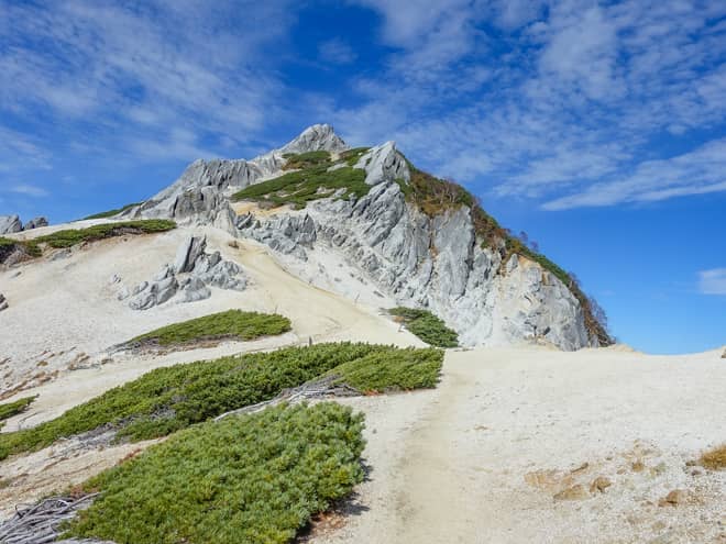 目の前には燕岳が聳え立ちます