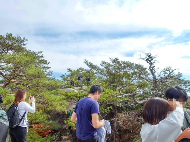 西側は木々に囲まれているので展望は望めません