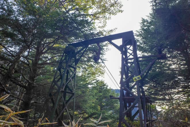 途中でリフトのような構造物が目に飛び込んできます