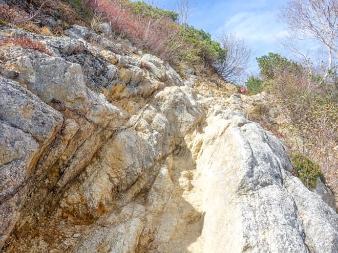 途中に1か所、鎖場があります