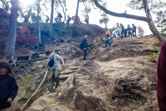 階段は狭く、観光客が多いこともあり行列になります