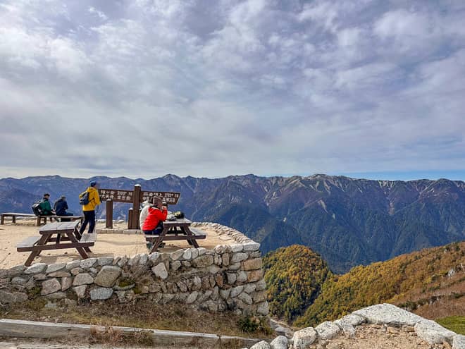 階段を登った左手からは