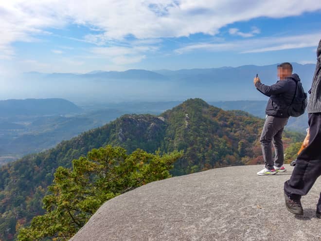 階段を登りきると巨大な1枚岩に到着します