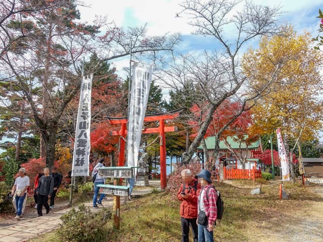 階段を登りきると鳥居が見えてきました