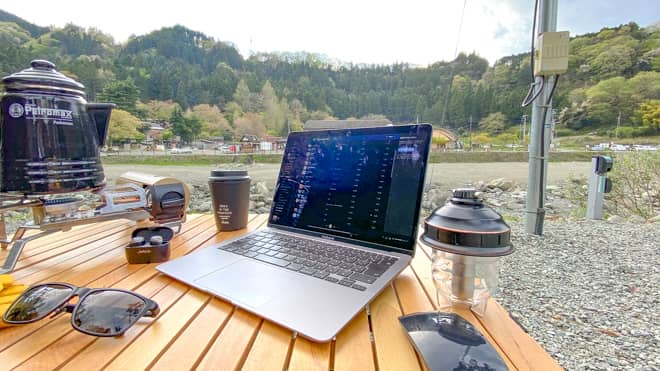 青根キャンプ場でテーブルの上にノートパソコンを置く