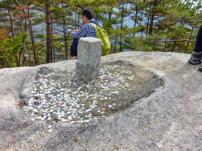 弥三郎岳山頂も花崗岩でできた一枚岩です