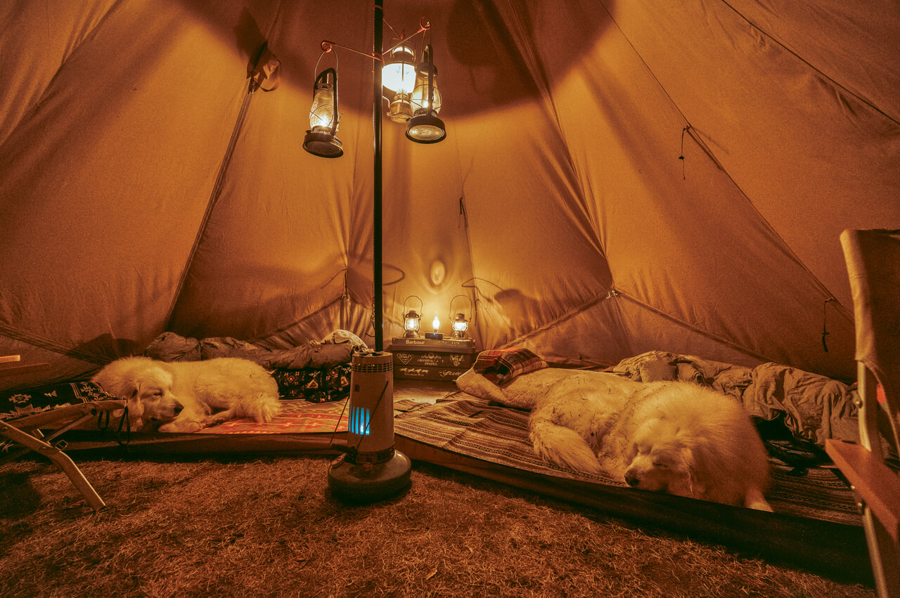 テント内で石油ストーブを使用しているイメージ