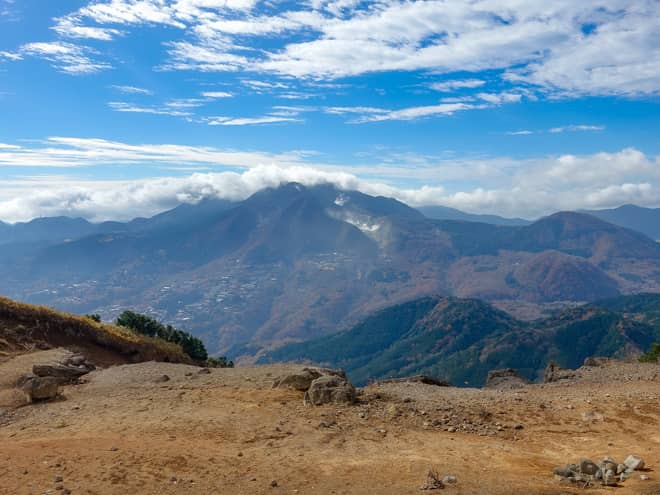 南西方向には、噴煙を上げる大涌谷と