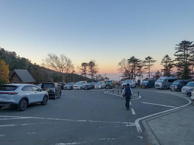 大弛峠駐車場は駐車が困難なことで有名な人気の駐車場で