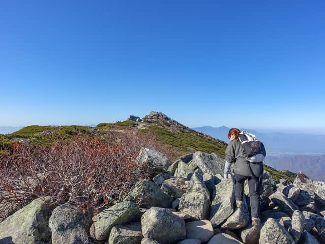 山頂までは岩がゴロゴロとした歩きづらい道のりです