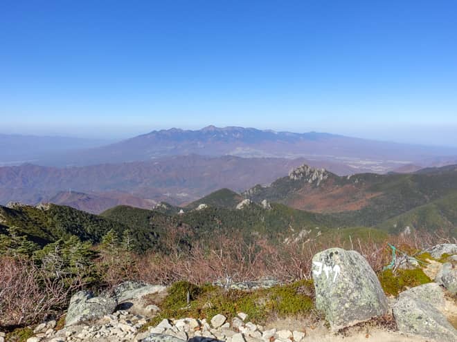 岩の上から北西方向を見渡すと、手前に日本百名山「瑞牆山」の