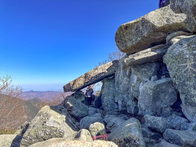 巨大な岩登りをクリアしていくと
