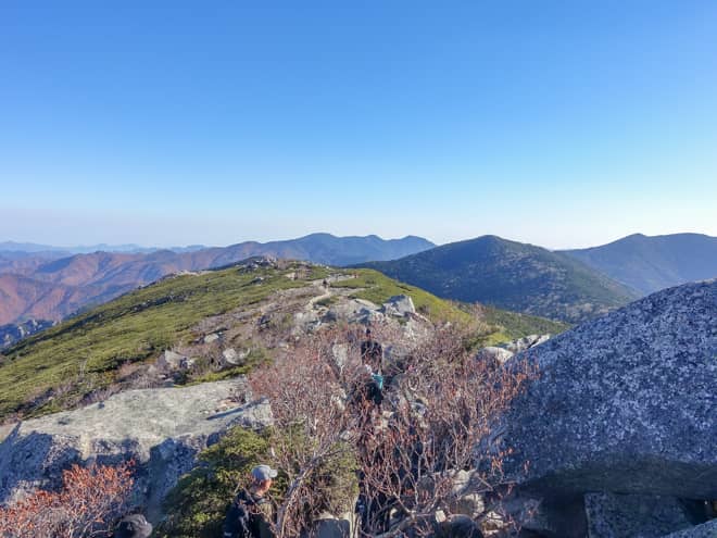東側に目を向けると、歩いてきた稜線と登山コースを見渡せます