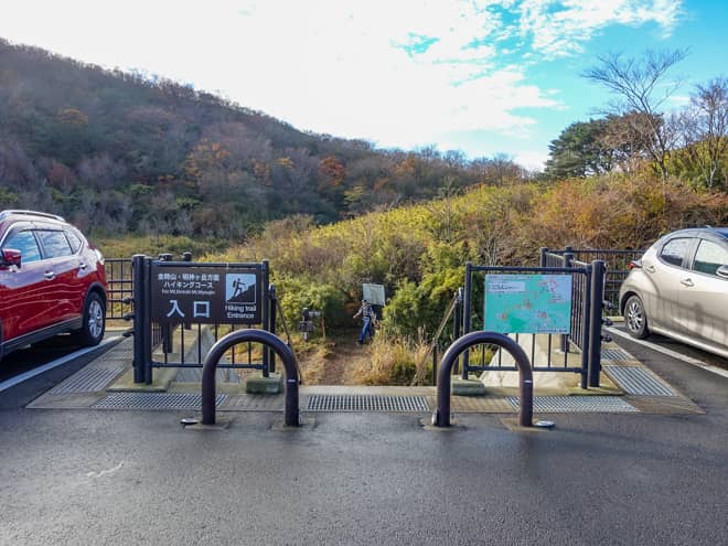 登山口は駐車場の奥にあるのですぐにわかります