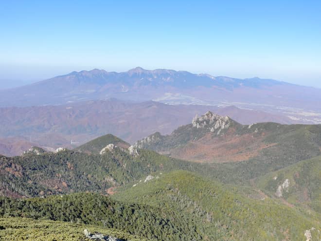 石が積み上げられた場所からは