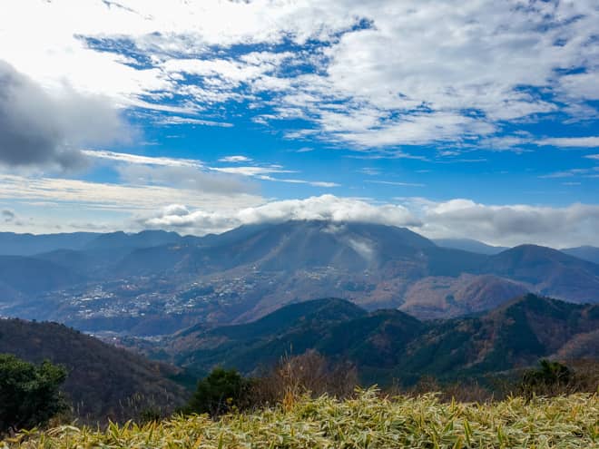 進行方向の右手には噴煙を上げる大涌谷と