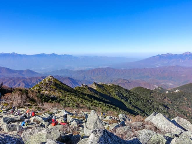 金峰山の山頂は岩場で大変狭いのですが