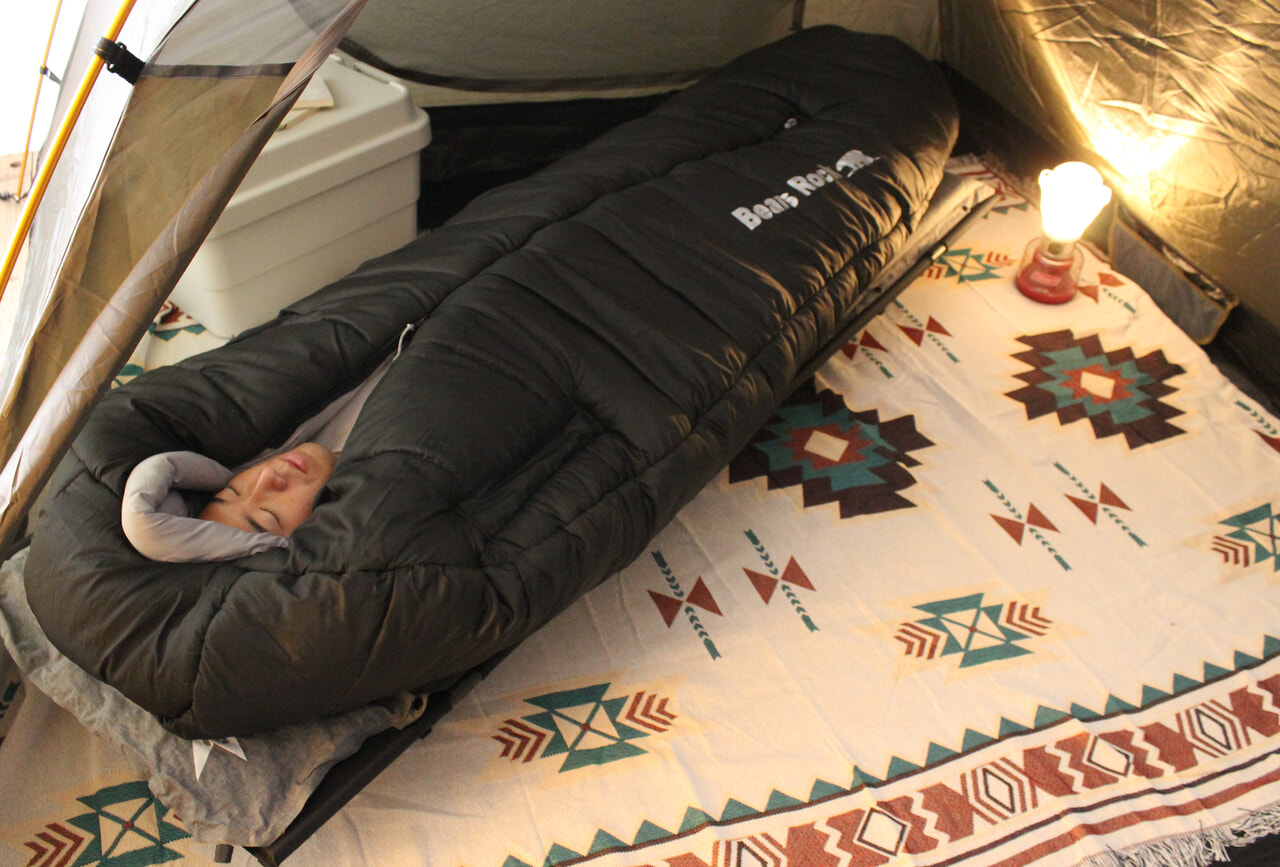 冬キャンプ最強のモンスタースペック寝袋「マミー型センタージッパー」に新色登場