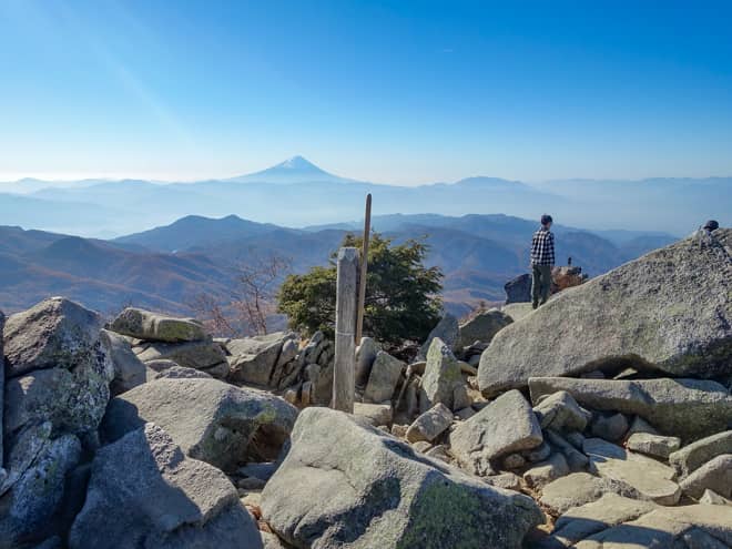 山頂標識のある場所から南側に目を向けると富士山ドーン