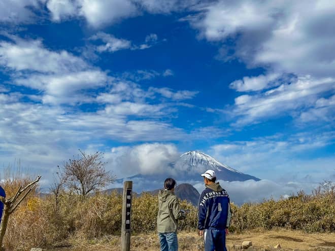 明神ヶ岳の山頂に広がる景色は本当に壮大です