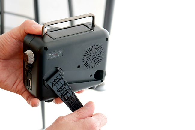 マルチレトロラジオの手回し充電イメージ