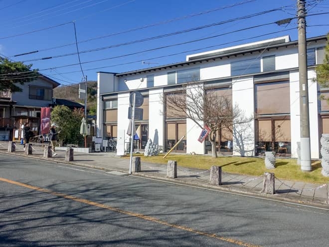 参道にはお店が点在していて