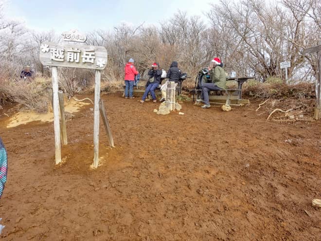 山頂はそこまで広大というわけではありませんが