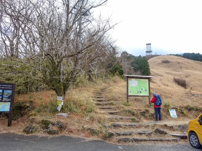 登山口は駐車場の手前のトイレの隣にあるので