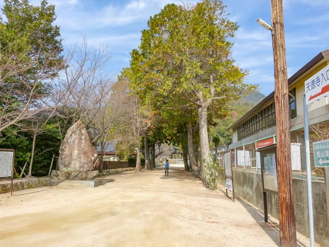 登山道のある天徳寺までは