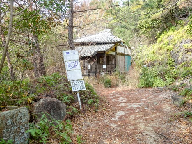 階段を登りきると建物が見えてきました