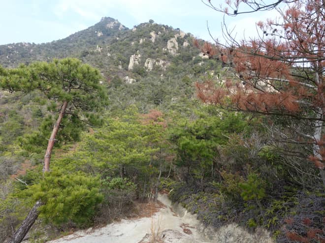 鞍部(山と山との間の低くなった所)まで降りると