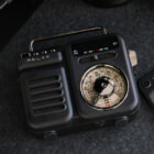 キャンプ＆防災に使える！手回し機能も付いた携帯ラジオ「マルチレトロラジオ」にマットブラックが登場