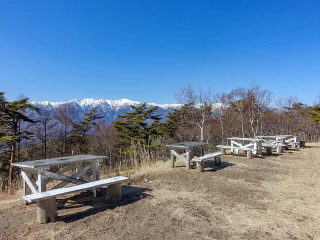 キャンプ場にある東屋やベンチは