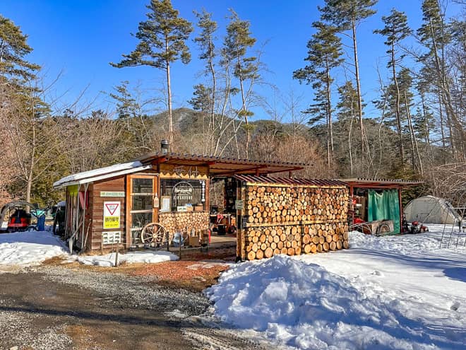 キャンプ場入口にある作業場のような建物