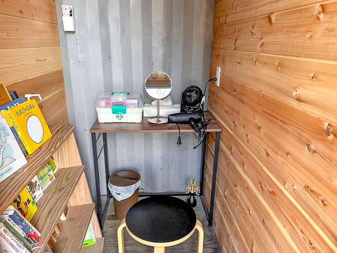 シャワールームの隣に鏡付きのドライヤールーム