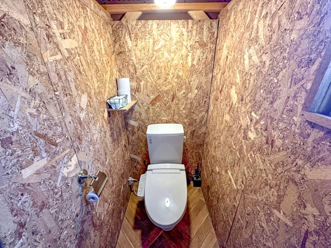 個室はウォシュレットと温水便座完備