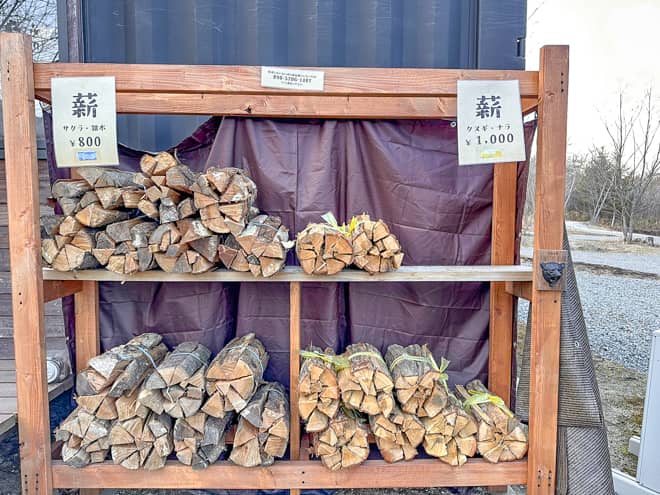 売店には薪と炭が売ってます