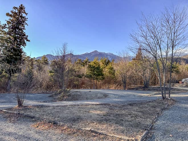 大自然に囲まれた静かなフィールド (4)