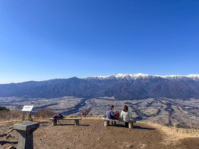 展望台だけあってベンチも充実しています