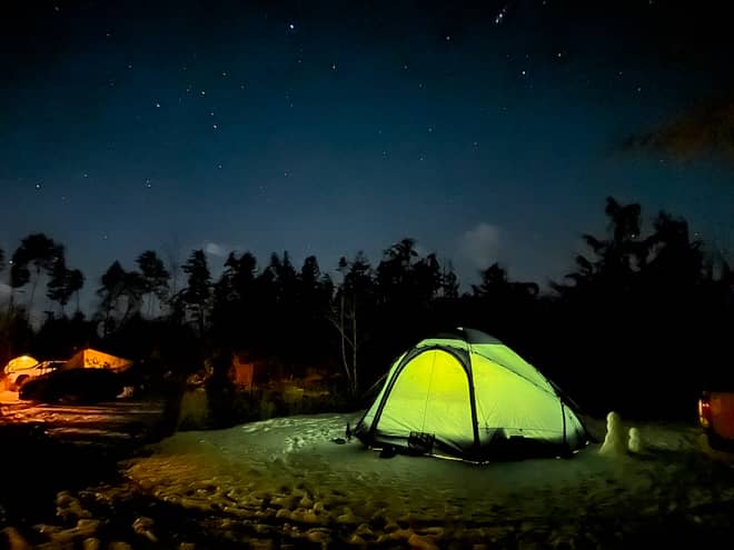 山と森に囲まれた隠れ家的キャンプ場