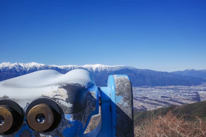 山頂は大変広く、「陣馬形山山頂展望台」